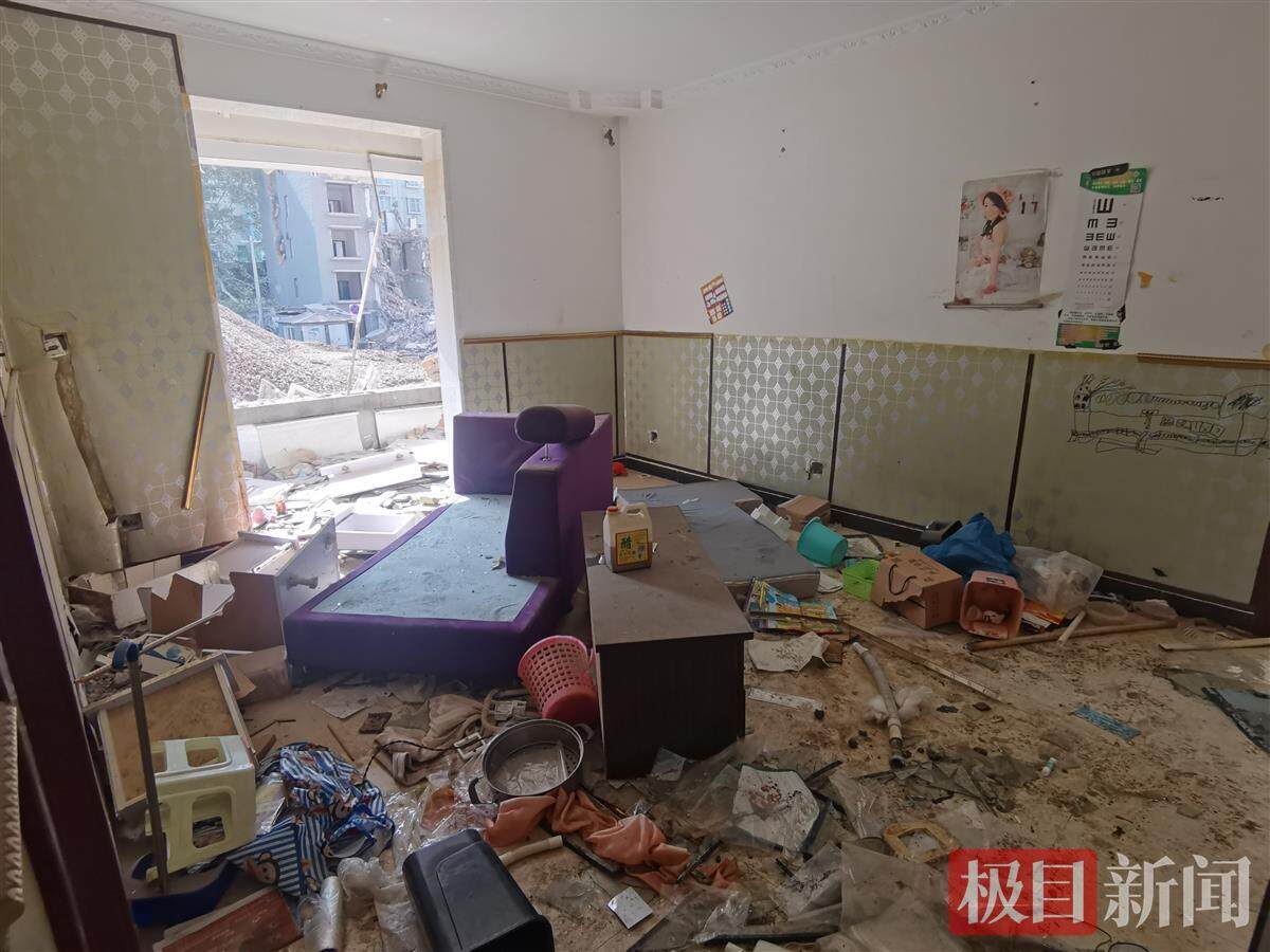 西安23层“最牛民房”开拆,当地开展城市更新,11年前的违建走到“生命”尽头二楼一户凌乱的客厅(极目新闻记者 詹钘 摄)