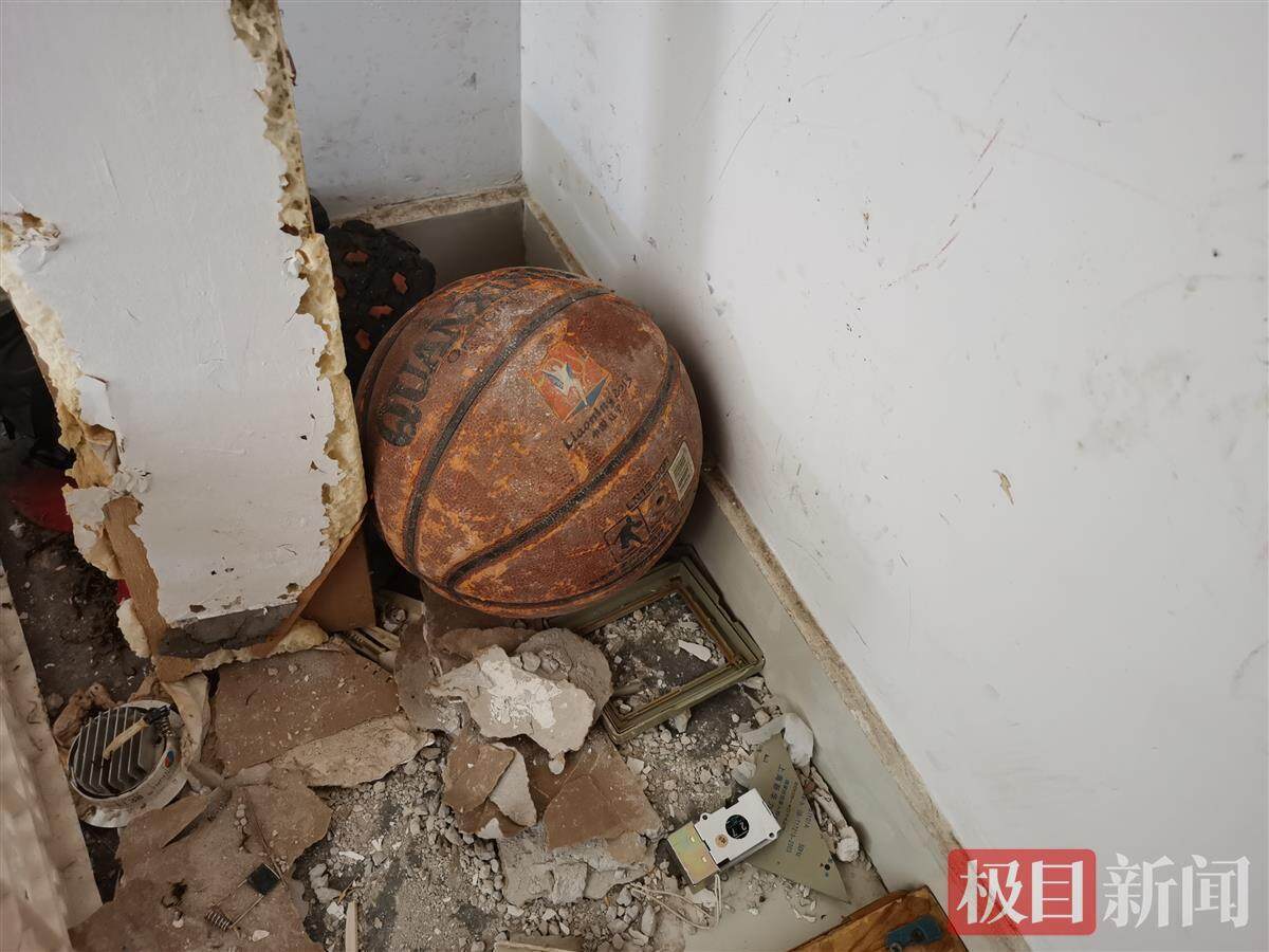 西安23层“最牛民房”开拆,当地开展城市更新,11年前的违建走到“生命”尽头落下的篮球(极目新闻记者 詹钘 摄)