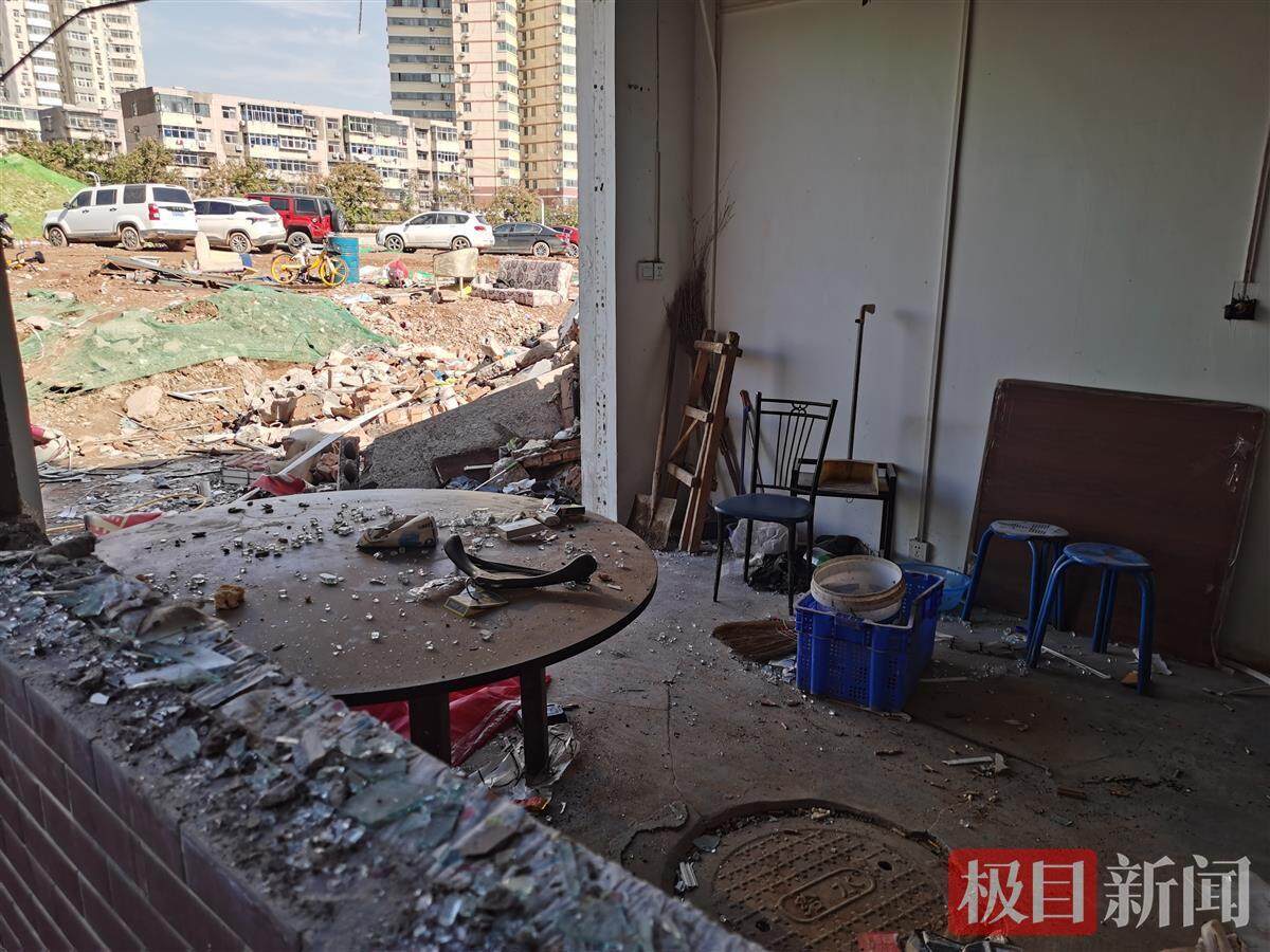 西安23层“最牛民房”开拆,当地开展城市更新,11年前的违建走到“生命”尽头杂乱的房间(极目新闻记者 詹钘 摄)