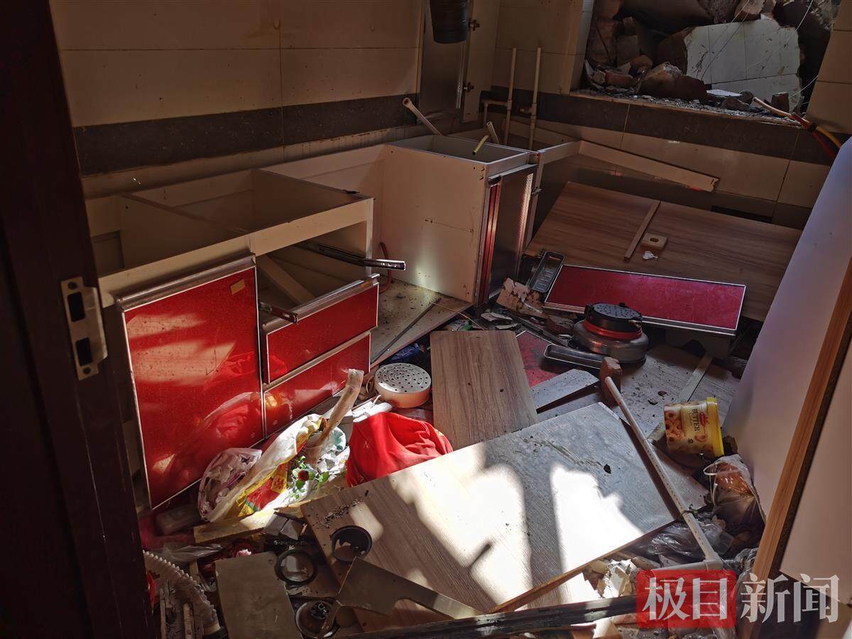西安23层“最牛民房”开拆,当地开展城市更新,11年前的违建走到“生命”尽头破损的厨房(极目新闻记者 詹钘 摄)