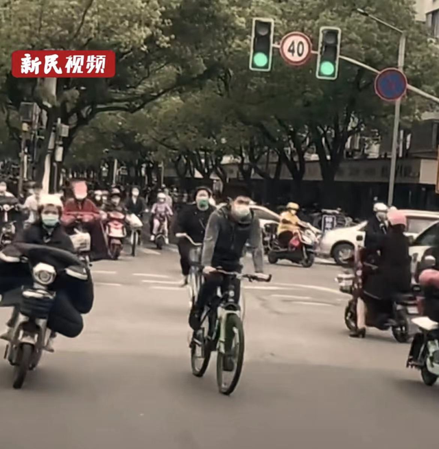 上海新增感染低于5000,封控区降至239万人!居民限时外出购物,“扁担”成神器;首批建工复工复产“白名单”公布,含腾讯、阿里
