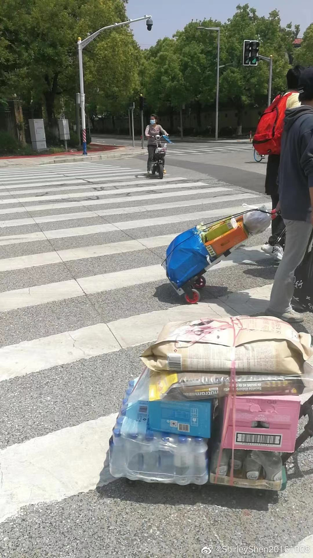 上海新增感染低于5000,封控区降至239万人!居民限时外出购物,“扁担”成神器;首批建工复工复产“白名单”公布,含腾讯、阿里
