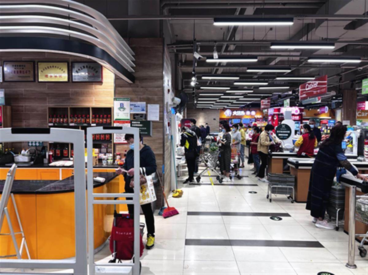 三江超市四明中路店收银区的自助收银和人工收银通道，顾客漏扫一块猪肉被超市罚2万元，律师：即使是盗窃，超市也无权罚款