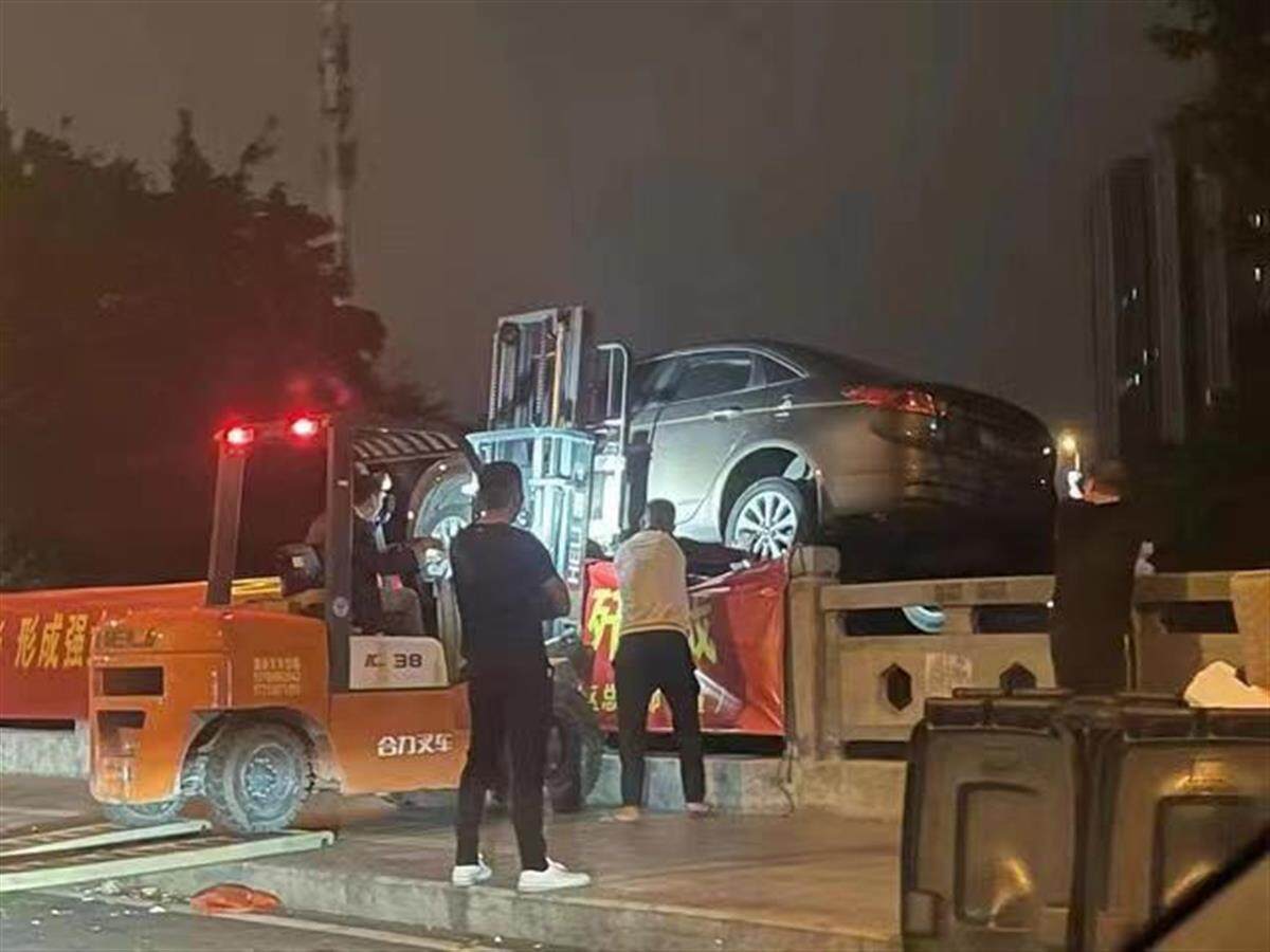“占位车被扔进河”涉事小区车位充足，镇政府：或是赌气惹祸