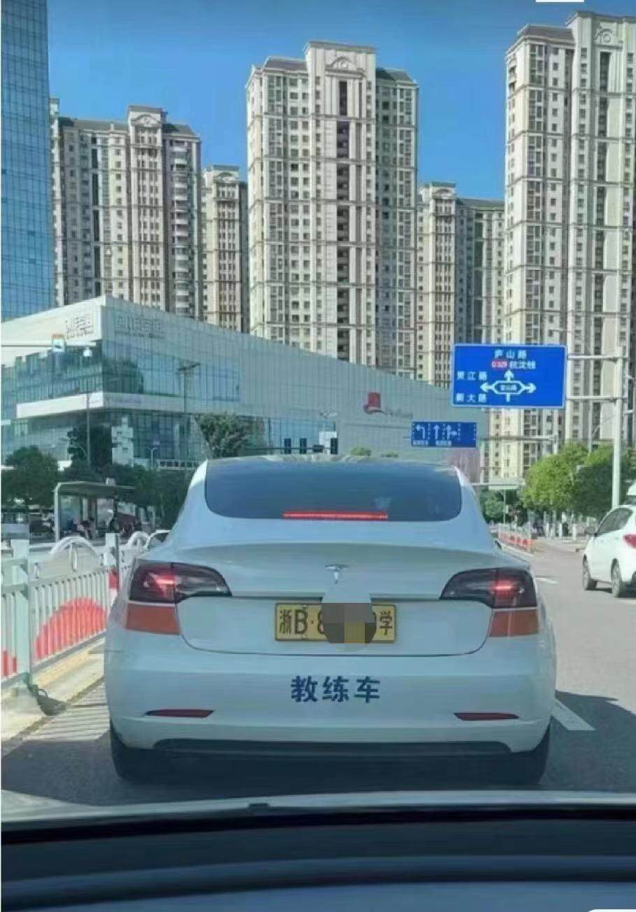 cd1a18aa045a49b4fe114f0916b3323e.jpeg 宁波街头的特斯拉教练车。图片来源/网络图