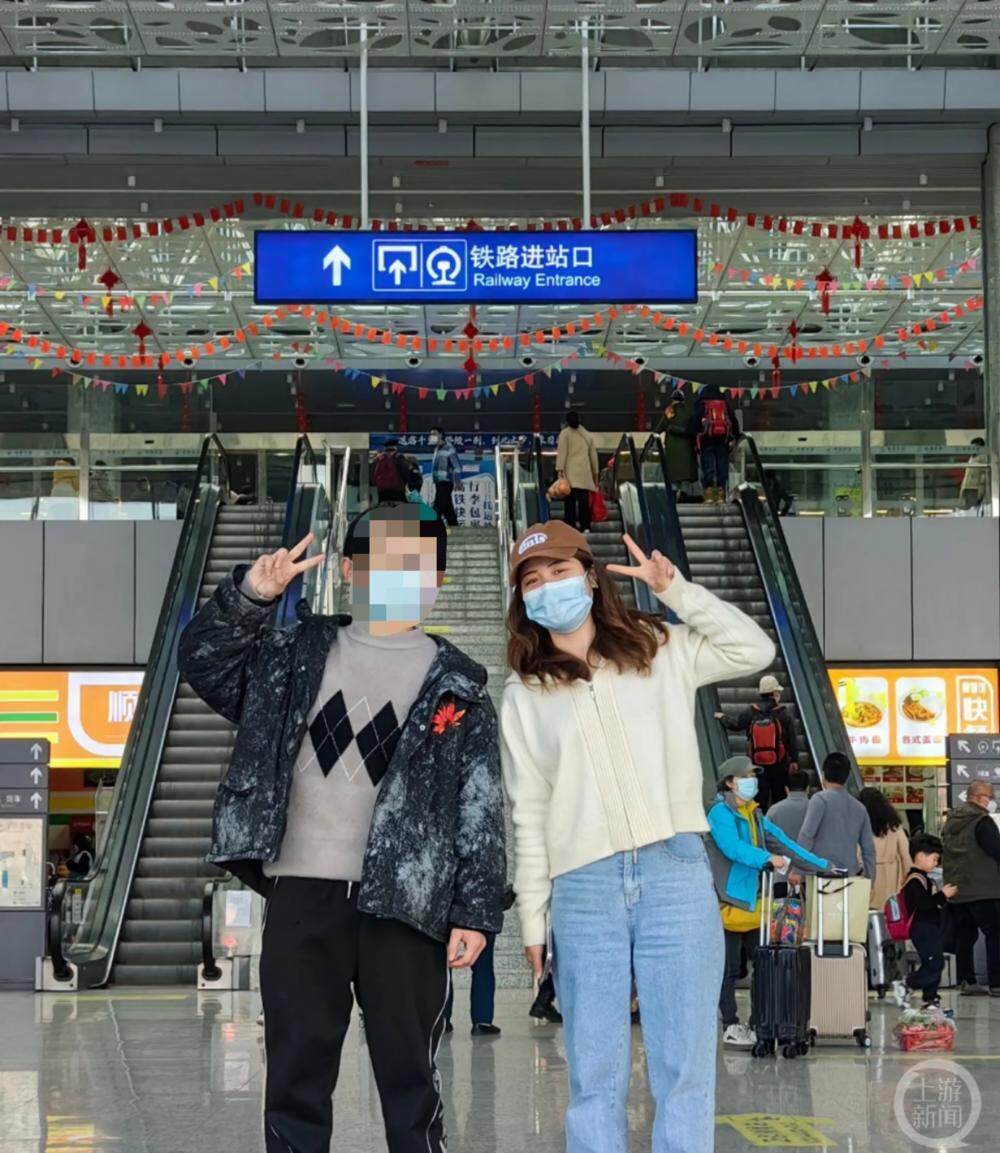 小邹（左）之前坐高铁去攀枝花看望老师为解封QQ空间 重庆16岁少年春节孤身前往深圳腾讯总部